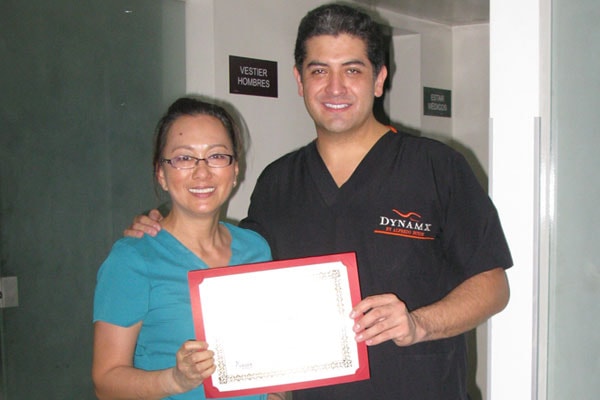 Dr. Cynthia Lopez with Dr. Alfredo Hoyos holding training certificate in Bogotá